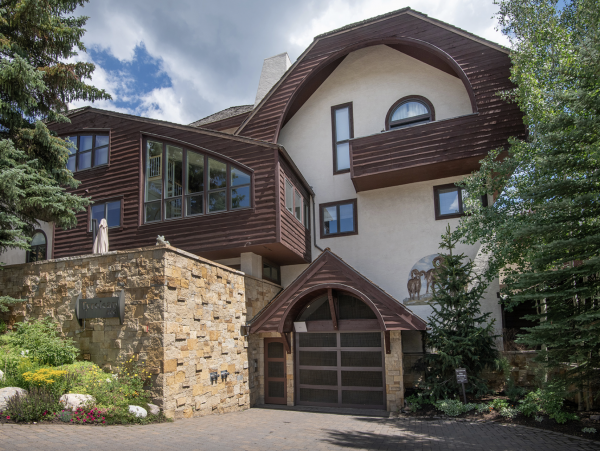 Luxury Vail Village 4 Bedroom Vacation Condo - Walk to Lifts